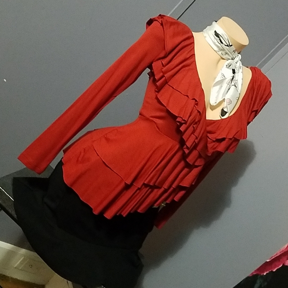 Gorgeous layered ruffle top - Picture 3 of 8